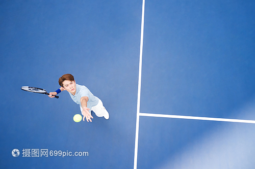 做發球動作的網球運動員